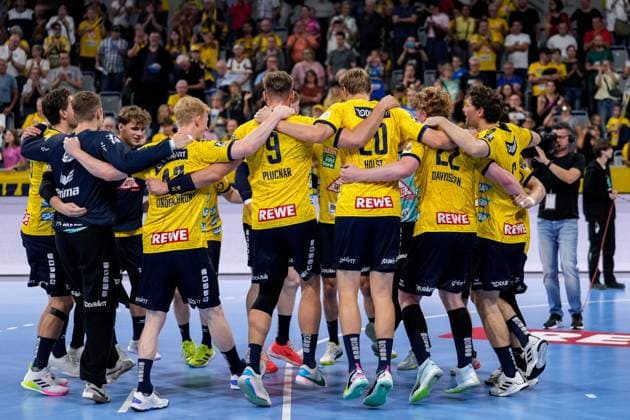 Spieler der Rhein-Neckar-Löwen, Jubel nach dem Schlusspfiff, Freude über den Sieg, Sieger, Gewinner, jubelt, jubeln, fröhlich, optimistisch, Highlight, Action, Aktion, tanzen im Kreis, Teamkreis, Mannschaftskreis, 01.10.2023, Mannheim (Deutschland), Handball, Bundesliga, Rhein-Neckar Löwen - TVB Stuttgart