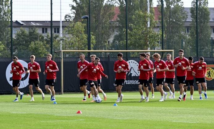 Fussball, Herren, Saison 2023 2024, Champions League, Training des 1. FC Union Berlin am Stadion An der Alten Försterei, v. l. Christopher Trimmel (1. FC Union), Aljoscha Kemlein (1. FC Union Berlin), Mikkel Kaufmann (1. FC Union Berlin), Leonardo Bonucci (1. FC Union Berlin), Benedict Hollerbach (1. FC Union), Josip Juranovic (1. FC Union Berlin), Janik Haberer (1. FC Union Berlin), Brenden Aaronson (1. FC Union Berlin), Alex Kral (1. FC Union Berlin), Paul Jaeckel (1. FC Union Berlin), Diogo Leite (1. FC Union Berlin), Kevin Volland (1. FC Union), Robin Gosens (1. FC Union), 02.10. 2023, Copyright: xMatthiasxKochx