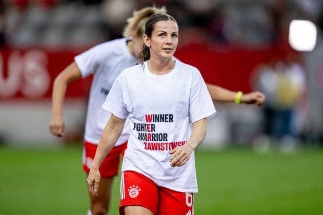 Tuva Hansen (FC Bayern Muenchen, 6) mit einem Shirt beim Aufwaermen fuer die verletzte Weronika Zawistowska (FC Bayern Muenchen Frauen, 24, nicht im Bild). FC Bayern Muenchen Frauen gegen 1. FC Koeln, Fussball, Frauen-Bundesliga, 2. Spieltag, Saison 2023 2024, 02.10.2023. (DFL DFB REGULATIONS PROHIBIT ANY USE OF PHOTOGRAPHS as IMAGE SEQUENCES and or QUASI-VIDEO). FC Bayern Muenchen Frauen gegen 1. FC Koeln, Fussball, Frauen-Bundesliga, 2. Spieltag, Saison 2023 2024, 02.10.2023. Muenchen Copyright: xEibner-Pressefoto Feinerx EP_HFR
