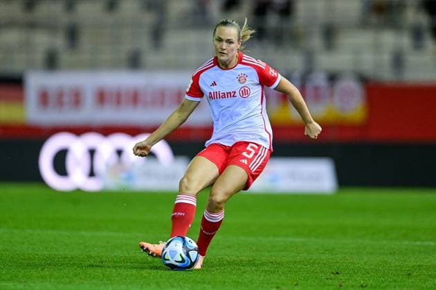 Magdalena Eriksson (FC Bayern München, FCB, 5) am Ball, Freisteller, Ganzkörper, Einzelbild, Aktion, Action, 02.10.2023, München (Deutschland), Fussball, Google Pixel Frauen-Bundesliga, FC Bayern München - 1. FC Köln, DFB DFL REGULATIONS PROHIBIT ANY USE OF PHOTOGRAPHS AS IMAGE SEQUENCES AND OR QUASI-VIDEO.