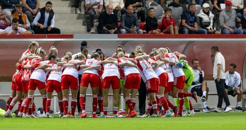 Die Bayern motivieren sich vor Beginn der Partie im Spielerkreis. FC Bayern Muenchen Frauen gegen 1. FC Koeln, Fussball, Frauen-Bundesliga, 2. Spieltag, Saison 2023 2024, 02.10.2023. (DFL DFB REGULATIONS PROHIBIT ANY USE OF PHOTOGRAPHS as IMAGE SEQUENCES and or QUASI-VIDEO). FC Bayern Muenchen Frauen gegen 1. FC Koeln, Fussball, Frauen-Bundesliga, 2. Spieltag, Saison 2023 2024, 02.10.2023. Muenchen Copyright: xEibner-Pressefoto Feinerx EP_HFR