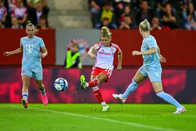 v.li.: Laura Donhauser (Köln, 25) Linda Dallmann (FC Bayern München, FCB, 10) zieht ab, mit Torschuss, Anna Gerhardt (Köln, 21), 02.10.2023, München (Deutschland), Fussball, Google Pixel Frauen-Bundesliga, FC Bayern München - 1. FC Köln, DFB DFL REGULATIONS PROHIBIT ANY USE OF PHOTOGRAPHS AS IMAGE SEQUENCES AND OR QUASI-VIDEO.