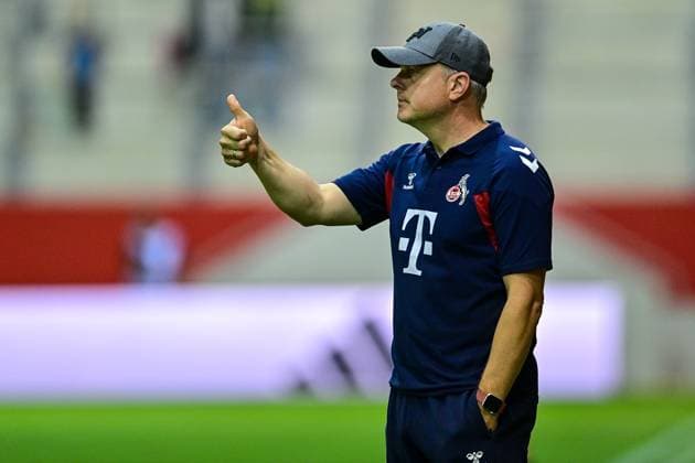 Trainer Daniel Weber (Köln) gibt Anweisungen, gestikuliert, mit den Armen gestikulieren, gives instructions, gesticulate, Einzelbild, Aktion, Action, 02.10.2023, München (Deutschland), Fussball, Google Pixel Frauen-Bundesliga, FC Bayern München - 1. FC Köln, DFB DFL REGULATIONS PROHIBIT ANY USE OF PHOTOGRAPHS AS IMAGE SEQUENCES AND OR QUASI-VIDEO.