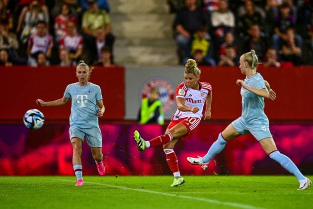 v.li.: Laura Donhauser (Köln, 25) Linda Dallmann (FC Bayern München, FCB, 10) zieht ab, mit Torschuss, Anna Gerhardt (Köln, 21), 02.10.2023, München (Deutschland), Fussball, Google Pixel Frauen-Bundesliga, FC Bayern München - 1. FC Köln, DFB DFL REGULATIONS PROHIBIT ANY USE OF PHOTOGRAPHS AS IMAGE SEQUENCES AND OR QUASI-VIDEO.