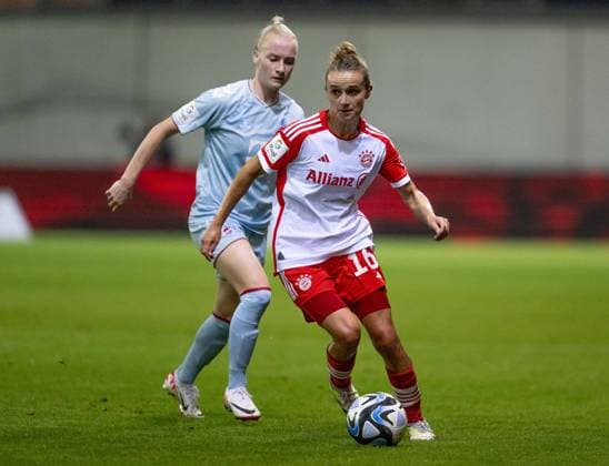 Lina Magull (FC Bayern Muenchen Frauen, 16) vor Anna Gerhardt (1. FC Koeln, 21). FC Bayern Muenchen Frauen gegen 1. FC Koeln, Fussball, Frauen-Bundesliga, 2. Spieltag, Saison 2023 2024, 02.10.2023. (DFL DFB REGULATIONS PROHIBIT ANY USE OF PHOTOGRAPHS as IMAGE SEQUENCES and or QUASI-VIDEO). FC Bayern Muenchen Frauen gegen 1. FC Koeln, Fussball, Frauen-Bundesliga, 2. Spieltag, Saison 2023 2024, 02.10.2023. Muenchen Copyright: xEibner-Pressefoto Feinerx EP_HFR
