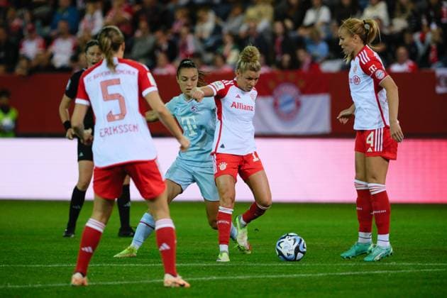 Natalia Padilla-Bidas (22, 1.FC Köln), Linda Dallmann (10, FC Bayern München) am Ball, Glodis Perla Viggosdottir (4, FC Bayern München), FC Bayern München v 1.FC Köln, Fußball, Google Pixel Frauen-Bundesliga 2023 2024, 2.Spieltag am 02.10.2023 in München, FC Bayern Campus. {