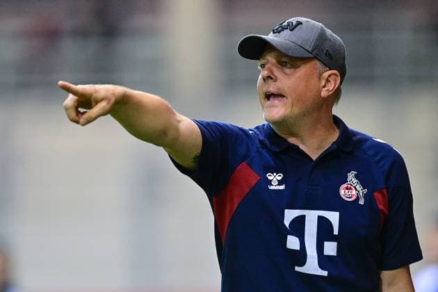 Trainer Daniel Weber (Köln) gibt Anweisungen, gestikuliert, mit den Armen gestikulieren, gives instructions, gesticulate, Einzelbild, Aktion, Action, 02.10.2023, München (Deutschland), Fussball, Google Pixel Frauen-Bundesliga, FC Bayern München - 1. FC Köln, DFB DFL REGULATIONS PROHIBIT ANY USE OF PHOTOGRAPHS AS IMAGE SEQUENCES AND OR QUASI-VIDEO.