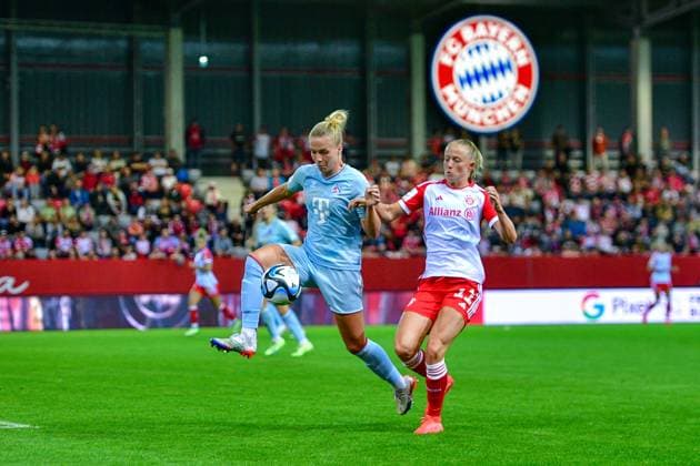 v.li.: Celina Degen (Köln, 5) Lea Schüller (FC Bayern München, FCB, 11) im Zweikampf, Duell, duel, tackle, Dynamik, Action, Aktion, 02.10.2023, München (Deutschland), Fussball, Google Pixel Frauen-Bundesliga, FC Bayern München - 1. FC Köln, DFB DFL REGULATIONS PROHIBIT ANY USE OF PHOTOGRAPHS AS IMAGE SEQUENCES AND OR QUASI-VIDEO.