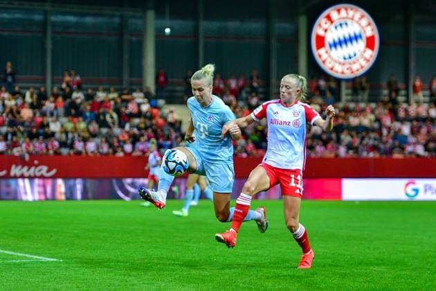 v.li.: Celina Degen (Köln, 5) Lea Schüller (FC Bayern München, FCB, 11) im Zweikampf, Duell, duel, tackle, Dynamik, Action, Aktion, 02.10.2023, München (Deutschland), Fussball, Google Pixel Frauen-Bundesliga, FC Bayern München - 1. FC Köln, DFB DFL REGULATIONS PROHIBIT ANY USE OF PHOTOGRAPHS AS IMAGE SEQUENCES AND OR QUASI-VIDEO.