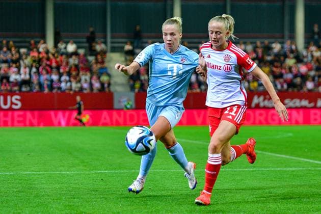 v.li.: Celina Degen (Köln, 5) Lea Schüller (FC Bayern München, FCB, 11) im Zweikampf, Duell, duel, tackle, Dynamik, Action, Aktion, 02.10.2023, München (Deutschland), Fussball, Google Pixel Frauen-Bundesliga, FC Bayern München - 1. FC Köln, DFB DFL REGULATIONS PROHIBIT ANY USE OF PHOTOGRAPHS AS IMAGE SEQUENCES AND OR QUASI-VIDEO.