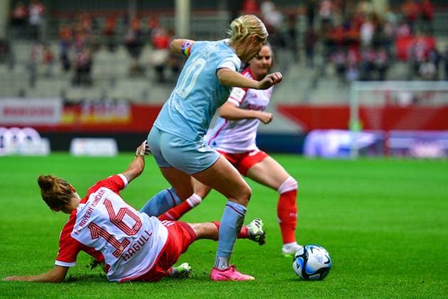 v.li.: Lina Maria Magull (FC Bayern München, FCB, 16) Sharon Beck (Köln, 10) Sarah Zadrazil (FC Bayern München, FCB, 25) im Zweikampf, Duell, duel, tackle, Dynamik, Action, Aktion, 02.10.2023, München (Deutschland), Fussball, Google Pixel Frauen-Bundesliga, FC Bayern München - 1. FC Köln, DFB DFL REGULATIONS PROHIBIT ANY USE OF PHOTOGRAPHS AS IMAGE SEQUENCES AND OR QUASI-VIDEO.