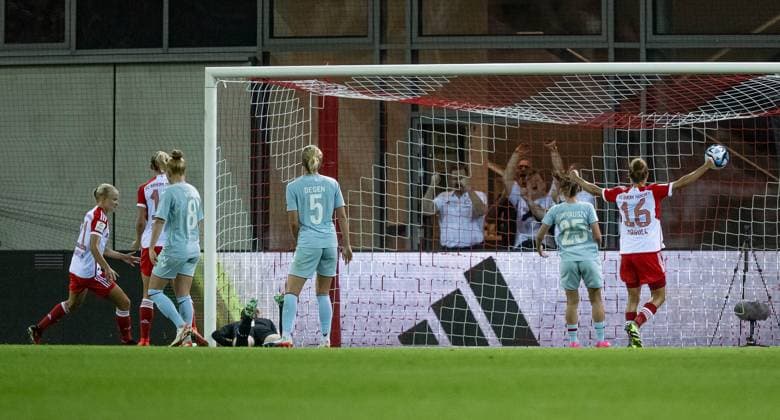 Pernille Harder (FC Bayern Muenchen Frauen, 21, ganz links) bei ihrem Kopfball - Tor zum 1:0 unmittelbar vor der Halbzeit. Rechts jubelt Lina Magull (FC Bayern Muenchen Frauen, 16). FC Bayern Muenchen Frauen gegen 1. FC Koeln, Fussball, Frauen-Bundesliga, 2. Spieltag, Saison 2023 2024, 02.10.2023. (DFL DFB REGULATIONS PROHIBIT ANY USE OF PHOTOGRAPHS as IMAGE SEQUENCES and or QUASI-VIDEO). FC Bayern Muenchen Frauen gegen 1. FC Koeln, Fussball, Frauen-Bundesliga, 2. Spieltag, Saison 2023 2024, 02.10.2023. Muenchen Copyright: xEibner-Pressefoto Feinerx EP_HFR