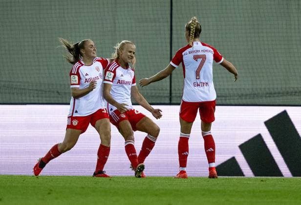 Georgia Stanway (FC Bayern Muenchen Frauen, 31) und Giulia Gwinn (FC Bayern Muenchen Frauen, 7) bejubeln mit Pernille Harder (FC Bayern Muenchen Frauen, 21) deren Tor zum 1:0 unmittelbar vor der Halbzeit. FC Bayern Muenchen Frauen gegen 1. FC Koeln, Fussball, Frauen-Bundesliga, 2. Spieltag, Saison 2023 2024, 02.10.2023. (DFL DFB REGULATIONS PROHIBIT ANY USE OF PHOTOGRAPHS as IMAGE SEQUENCES and or QUASI-VIDEO). FC Bayern Muenchen Frauen gegen 1. FC Koeln, Fussball, Frauen-Bundesliga, 2. Spieltag, Saison 2023 2024, 02.10.2023. Muenchen Copyright: xEibner-Pressefoto Feinerx EP_HFR