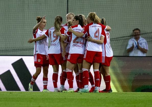 Die Bayern - Spielerinnen - u.a. Lina Magull (FC Bayern Muenchen Frauen, 16), Katharina Naschenweng (FC Bayern Muenchen Frauen, 19), Sarah Zadrazil (FC Bayern Muenchen Frauen, 25), Glodis Perla Viggosdottir (FC Bayern Muenchen Frauen, 4) und Georgia Stanway (FC Bayern Muenchen Frauen, 31) - bejubeln mit Pernille Harder (FC Bayern Muenchen Frauen, 21) deren Tor zum 1:0 unmittelbar vor der Halbzeit. FC Bayern Muenchen Frauen gegen 1. FC Koeln, Fussball, Frauen-Bundesliga, 2. Spieltag, Saison 2023 2024, 02.10.2023. (DFL DFB REGULATIONS PROHIBIT ANY USE OF PHOTOGRAPHS as IMAGE SEQUENCES and or QUASI-VIDEO). FC Bayern Muenchen Frauen gegen 1. FC Koeln, Fussball, Frauen-Bundesliga, 2. Spieltag, Saison 2023 2024, 02.10.2023. Muenchen Copyright: xEibner-Pressefoto Feinerx EP_HFR