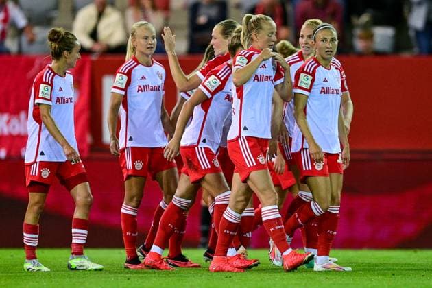 Spielerinnen des FC Bayern mit Torjubel, Jubel, Torjubel, Torerfolg, celebrate the goal, goal, celebration, Jubel ueber das Tor zum 1:0 durch Pernille Harder (FC Bayern München, FCB, 21) (2.v.li.), optimistisch, Action, Aktion, 02.10.2023, München (Deutschland), Fussball, Google Pixel Frauen-Bundesliga, FC Bayern München - 1. FC Köln, DFB DFL REGULATIONS PROHIBIT ANY USE OF PHOTOGRAPHS AS IMAGE SEQUENCES AND OR QUASI-VIDEO.