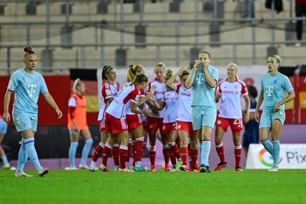 Kölnner Spielerinnen nach dem Tor zum 2:0 enttäuscht schauend, Enttäuschung, Frustration, disappointed, pessimistisch, im Hintergrund bejubeln die Spielerinnen des FC Bayern das Tor, 02.10.2023, München (Deutschland), Fussball, Google Pixel Frauen-Bundesliga, FC Bayern München - 1. FC Köln, DFB DFL REGULATIONS PROHIBIT ANY USE OF PHOTOGRAPHS AS IMAGE SEQUENCES AND OR QUASI-VIDEO.