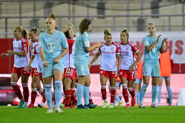 Kölnner Spielerinnen nach dem Tor zum 2:0 enttäuscht schauend, Enttäuschung, Frustration, disappointed, pessimistisch, im Hintergrund bejubeln die Spielerinnen des FC Bayern das Tor zum 2:0 durch Linda Dallmann (FC Bayern München, FCB, 10) (3.v.re.), 02.10.2023, München (Deutschland), Fussball, Google Pixel Frauen-Bundesliga, FC Bayern München - 1. FC Köln, DFB DFL REGULATIONS PROHIBIT ANY USE OF PHOTOGRAPHS AS IMAGE SEQUENCES AND OR QUASI-VIDEO.