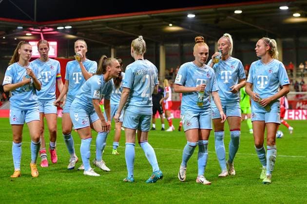 Köllner Spielerinnen nach Spielende enttäuscht schauend, Enttäuschung, Frustration, disappointed, pessimistisch, 02.10.2023, München (Deutschland), Fussball, Google Pixel Frauen-Bundesliga, FC Bayern München - 1. FC Köln, DFB DFL REGULATIONS PROHIBIT ANY USE OF PHOTOGRAPHS AS IMAGE SEQUENCES AND OR QUASI-VIDEO.