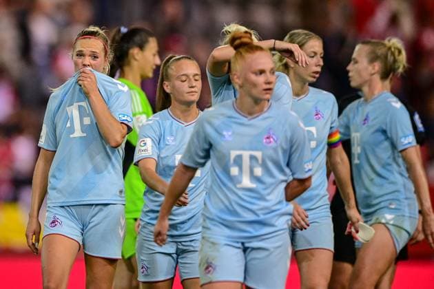 Köllner Spielerinnen nach Spielende enttäuscht schauend, Enttäuschung, Frustration, disappointed, pessimistisch, 02.10.2023, München (Deutschland), Fussball, Google Pixel Frauen-Bundesliga, FC Bayern München - 1. FC Köln, DFB DFL REGULATIONS PROHIBIT ANY USE OF PHOTOGRAPHS AS IMAGE SEQUENCES AND OR QUASI-VIDEO.
