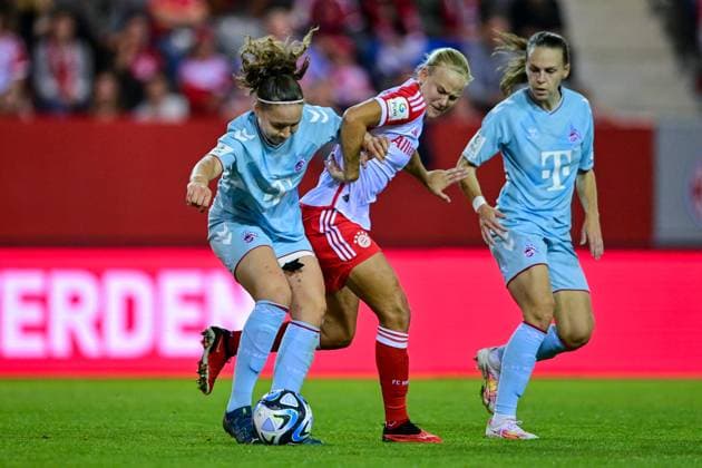 v.li.: Lotta Cordes (Köln, 6) Pernille Harder (FC Bayern München, FCB, 21) Dora Zeller (Köln, 19) im Zweikampf, Duell, duel, tackle, Dynamik, Action, Aktion, 02.10.2023, München (Deutschland), Fussball, Google Pixel Frauen-Bundesliga, FC Bayern München - 1. FC Köln, DFB DFL REGULATIONS PROHIBIT ANY USE OF PHOTOGRAPHS AS IMAGE SEQUENCES AND OR QUASI-VIDEO.