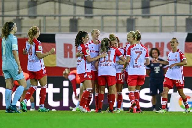 Spielerinnen des FC Bayern mit Torjubel, Jubel, Torjubel, Torerfolg, celebrate the goal, goal, celebration, Jubel ueber das Tor zum 2:0 durch Linda Dallmann (FC Bayern München, FCB, 10) (4.v.re.), optimistisch, Action, Aktion, 02.10.2023, München (Deutschland), Fussball, Google Pixel Frauen-Bundesliga, FC Bayern München - 1. FC Köln, DFB DFL REGULATIONS PROHIBIT ANY USE OF PHOTOGRAPHS AS IMAGE SEQUENCES AND OR QUASI-VIDEO.