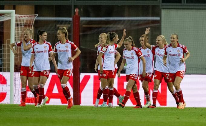 Die Muenchnerinnen bejubeln mit Pernille Harder (FC Bayern Muenchen Frauen, 21) deren Tor zum 1:0. FC Bayern Muenchen Frauen gegen 1. FC Koeln, Fussball, Frauen-Bundesliga, 2. Spieltag, Saison 2023 2024, 02.10.2023. (DFL DFB REGULATIONS PROHIBIT ANY USE OF PHOTOGRAPHS as IMAGE SEQUENCES and or QUASI-VIDEO). FC Bayern Muenchen Frauen gegen 1. FC Koeln, Fussball, Frauen-Bundesliga, 2. Spieltag, Saison 2023 2024, 02.10.2023. Muenchen Copyright: xEibner-Pressefoto Feinerx EP_HFR