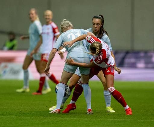 Kampf um den Ball Zweikampf zwischen von Giulia Gwinn (FC Bayern Muenchen Frauen, 7) mit Anna Gerhardt (1. FC Koeln, 21) und Natalia Padilla-Bidas (1. FC Koeln, 22). FC Bayern Muenchen Frauen gegen 1. FC Koeln, Fussball, Frauen-Bundesliga, 2. Spieltag, Saison 2023 2024, 02.10.2023. (DFL DFB REGULATIONS PROHIBIT ANY USE OF PHOTOGRAPHS as IMAGE SEQUENCES and or QUASI-VIDEO). FC Bayern Muenchen Frauen gegen 1. FC Koeln, Fussball, Frauen-Bundesliga, 2. Spieltag, Saison 2023 2024, 02.10.2023. Muenchen Copyright: xEibner-Pressefoto Feinerx EP_HFR
