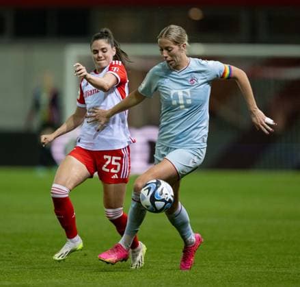 Kampf um den Ball Zweikampf zwischen Sarah Zadrazil (FC Bayern Muenchen Frauen, 25) und Sharon Beck (1. FC Koeln, 10). FC Bayern Muenchen Frauen gegen 1. FC Koeln, Fussball, Frauen-Bundesliga, 2. Spieltag, Saison 2023 2024, 02.10.2023. (DFL DFB REGULATIONS PROHIBIT ANY USE OF PHOTOGRAPHS as IMAGE SEQUENCES and or QUASI-VIDEO). FC Bayern Muenchen Frauen gegen 1. FC Koeln, Fussball, Frauen-Bundesliga, 2. Spieltag, Saison 2023 2024, 02.10.2023. Muenchen Copyright: xEibner-Pressefoto Feinerx EP_HFR