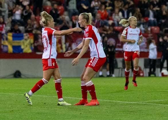 Lea Schueller (FC Bayern Muenchen Frauen, 11, rechts) bejubelt mit Linda Dallmann (FC Bayern Muenchen Frauen, 10) deren Tor zum 2:0. FC Bayern Muenchen Frauen gegen 1. FC Koeln, Fussball, Frauen-Bundesliga, 2. Spieltag, Saison 2023 2024, 02.10.2023. (DFL DFB REGULATIONS PROHIBIT ANY USE OF PHOTOGRAPHS as IMAGE SEQUENCES and or QUASI-VIDEO). FC Bayern Muenchen Frauen gegen 1. FC Koeln, Fussball, Frauen-Bundesliga, 2. Spieltag, Saison 2023 2024, 02.10.2023. Muenchen Copyright: xEibner-Pressefoto Feinerx EP_HFR