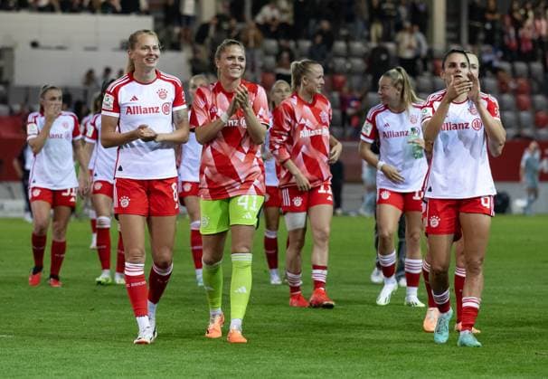 Die Bayernspielerinnen nach dem Sieg auf dem Weg zu den Fans. FC Bayern Muenchen Frauen gegen 1. FC Koeln, Fussball, Frauen-Bundesliga, 2. Spieltag, Saison 2023 2024, 02.10.2023. (DFL DFB REGULATIONS PROHIBIT ANY USE OF PHOTOGRAPHS as IMAGE SEQUENCES and or QUASI-VIDEO). FC Bayern Muenchen Frauen gegen 1. FC Koeln, Fussball, Frauen-Bundesliga, 2. Spieltag, Saison 2023 2024, 02.10.2023. Muenchen Copyright: xEibner-Pressefoto Feinerx EP_HFR