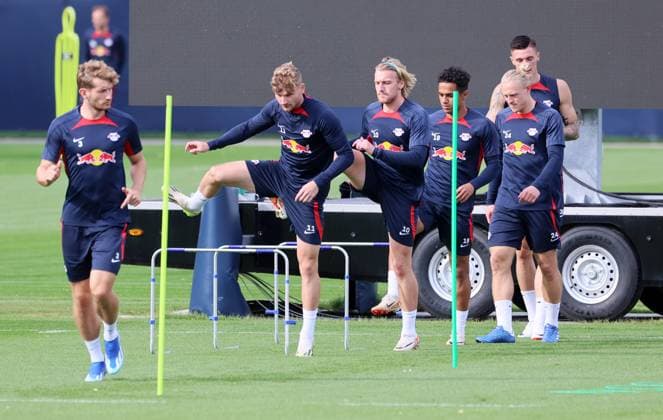 RB Leipzig Training Champions League Leipzig, 03.10.2023, RB Trainingszentrum, UEFA Champions League , RB Leipzig Abschlusstraining am Vortag von RBL v. Manchester City , Im Bild v.l.: Christopher Lenz, Timo Werner, Fabio Carvalho, Emil Forsberg, Xaver Schlager und Benjamin Sesko (alle RB Leipzig) ,