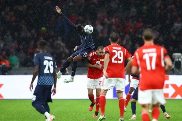 03.10.2023, xtgx, Fussball, UEFA Champions League, 1.FC Union Berlin - Sporting Braga emspor, v.l. Simon Banza (Braga, 23), Leonardo Bonucci (Union Berlin, 23) Zweikampf, Duell, Kampf, tackle (DFL DFB REGULATIONS PROHIBIT ANY USE OF PHOTOGRAPHS as IMAGE SEQUENCES and or QUASI-VIDEO) Olympiastadion
