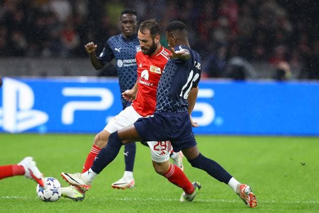 03.10.2023, xtgx, Fussball, UEFA Champions League, 1.FC Union Berlin - Sporting Braga emspor, v.l. Lucas Tousart (Union Berlin, 29), Christian Borja (Braga, 26) Zweikampf, Duell, Kampf, tackle (DFL DFB REGULATIONS PROHIBIT ANY USE OF PHOTOGRAPHS as IMAGE SEQUENCES and or QUASI-VIDEO) Olympiastadion