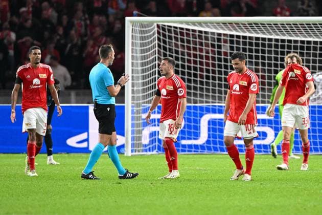 Fussball, Herren, Saison 2023 2024, UEFA Champions League (Gruppe C, 2. Spieltag), 1. FC Union Berlin - Sporting Braga, v. l. Danilho Doekhi (1. FC Union Berlin), Schiedsrichter Srdjan Jovanovic, Josip Juranovic (1. FC Union Berlin) und Kevin Volland (1. FC Union Berlin) enttaeuscht, disappointed , 03.10. 2023, Copyright: xMatthiasxKochx