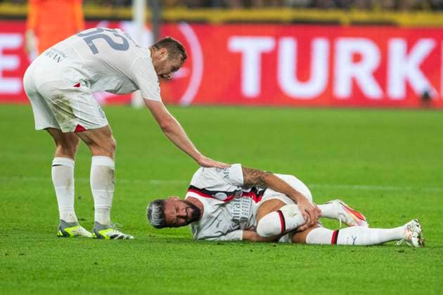 UEFA Champions League, Borussia Dortmund - AC Mailand, 04.10.2023 Tommaso Pobega (AC Mailand, 32) fragt bei Olivier Giroud (AC Mailand, 9) nach, UEFA Champions League, Borussia Dortmund - AC Mailand, 2. Gruppenspiel, am 4.10.2023, Signal Iduna Park, Dortmund UEFA regulations prohibit any use of photographs as image sequences and or quasi-video Copyright: xBEAUTIFULxSPORTS Meuselx