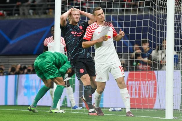 Lukas Klostermann (RB Leipzig) re., Erling Haaland (Manchester City) Mitte, Janis Blaswich (Torwart, RB Leipzig) li. RB Leipzig vs. Manchester City, Fussball, Champions League, Vorrunde, 2. Spieltag, Saison 2023 2024, 04.10.2023 RB Leipzig vs. Manchester City, Fussball, Champions League, Vorrunde, 2. Spieltag, Saison 2023 2024, 04.10.2023 Leipzig Copyright: xEibner-Pressefoto BertxHarzerx EP_BHR