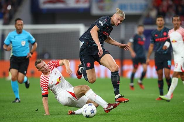 04.10.2023, xtgx, Fussball UEFA Champions League, RB Leipzig - Manchester City emspor, v.l. Lukas Klostermann (Leipzig, 16), Erling Haarland (Manchester City, 9) Zweikampf, Duell, Kampf, tackle (DFL DFB REGULATIONS PROHIBIT ANY USE OF PHOTOGRAPHS as IMAGE SEQUENCES and or QUASI-VIDEO) Leipzig