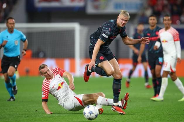 04.10.2023, xtgx, Fussball UEFA Champions League, RB Leipzig - Manchester City emspor, v.l. Lukas Klostermann (Leipzig, 16), Erling Haarland (Manchester City, 9) Zweikampf, Duell, Kampf, tackle (DFL DFB REGULATIONS PROHIBIT ANY USE OF PHOTOGRAPHS as IMAGE SEQUENCES and or QUASI-VIDEO) Leipzig