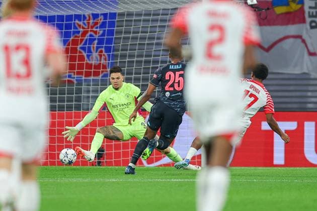 RB Leipzig - Manchester City Champions League Leipzig, 04.10.2023, Red Bull Arena, Fussball, Männer, Saison 2023 2024, UEFA Champions League, Gruppenphase, 2. Spieltag , RB Leipzig - Manchester City , Im Bild: Tor für Leipzig, Lois Openda (17, RB Leipzig) trifft zum 1:1 gegen Torwart Ederson (31, Manchester) ,