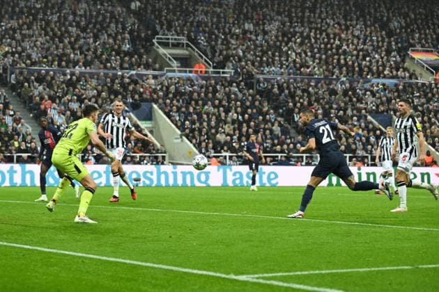 EDITORIAL USE ONLY No use with unauthorised audio, video, data, fixture lists, club league logos or live services. Online in-match use limited to 120 images, no video emulation. No use in betting, games or single club league player publications. Newcastle United v Paris Saint Germain, UEFA Champions League, Group F, Football, St James Park, Newcastle, UK - 04 Oct 2023 EDITORIAL USE ONLY No use with unauthorised audio, video, data, fixture lists, club league logos or live services. Online in-match use limited to 120 images, no video emulation. No use in betting, games or single club league player publications. Copyright: xRichardxLee Shutterstockx 14134540bg
