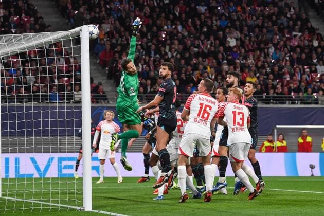 Fussball, Herren, Saison 2023 2024, UEFA Champions League (Gruppe G, 2. Spieltag), RB Leipzig - Manchester City, v. l. Torwart Janis Blaswich (RB Leipzig), Ruben Dias (Manchester City), Lukas Klostermann (RB Leipzig), Nicolas Seiwald (RB Leipzig) und Josko Gvardiol (Manchester City), 04.10. 2023, Copyright: xSebastianxRäppold MatthiasxKochx