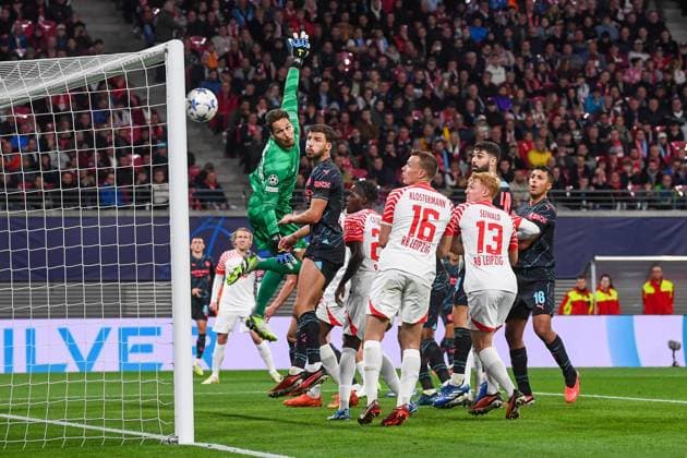 Fussball, Herren, Saison 2023 2024, UEFA Champions League (Gruppe G, 2. Spieltag), RB Leipzig - Manchester City, v. l. Torwart Janis Blaswich (RB Leipzig), Ruben Dias (Manchester City), Lukas Klostermann (RB Leipzig), Nicolas Seiwald (RB Leipzig) und Josko Gvardiol (Manchester City), 04.10. 2023, Copyright: xSebastianxRäppold MatthiasxKochx