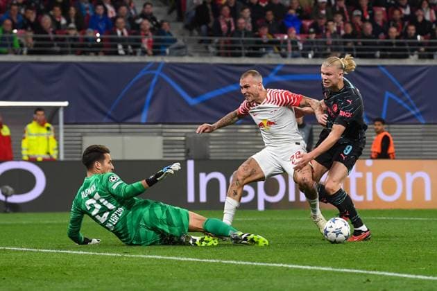Fussball, Herren, Saison 2023 2024, UEFA Champions League (Gruppe G, 2. Spieltag), RB Leipzig - Manchester City, v. l. Torwart Janis Blaswich (RB Leipzig), David Raum (RB Leipzig) und Erling Haaland (Manchester City) im Zweikampf, battle for the ball, 04.10. 2023, Copyright: xSebastianxRäppold MatthiasxKochx