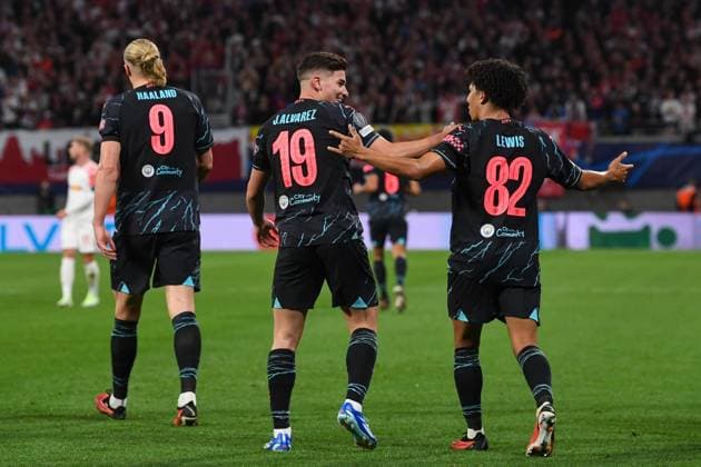Fussball, Herren, Saison 2023 2024, UEFA Champions League (Gruppe G, 2. Spieltag), RB Leipzig - Manchester City, v. l. Erling Haaland (Manchester City), Julian Alvarez (Manchester City) und Rico Lewis (Manchester City) Torjubel, jubeln nach dem Tor zum 1:2, 04.10. 2023, Copyright: xSebastianxRäppold MatthiasxKochx