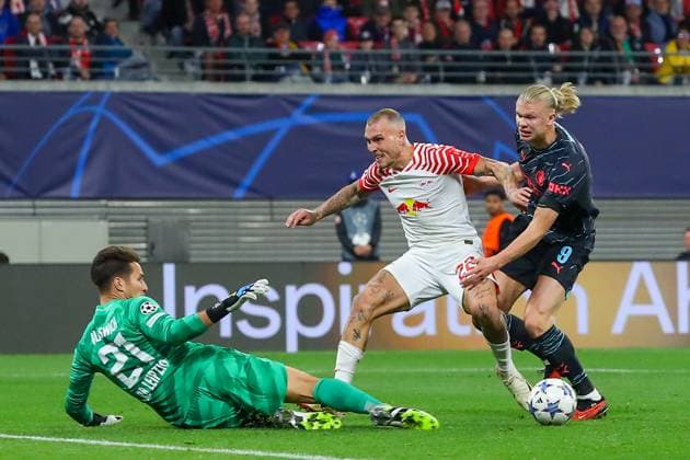 RB Leipzig - Manchester City Champions League Leipzig, 04.10.2023, Red Bull Arena, Fussball, Männer, Saison 2023 2024, UEFA Champions League, Gruppenphase, 2. Spieltag , RB Leipzig - Manchester City 1:3 (0:1) , Im Bild v.l.: Torwart Janis Blaswich (21, RB Leipzig), David Raum (22, RB Leipzig) und Erling Haaland (9, Manchester) ,