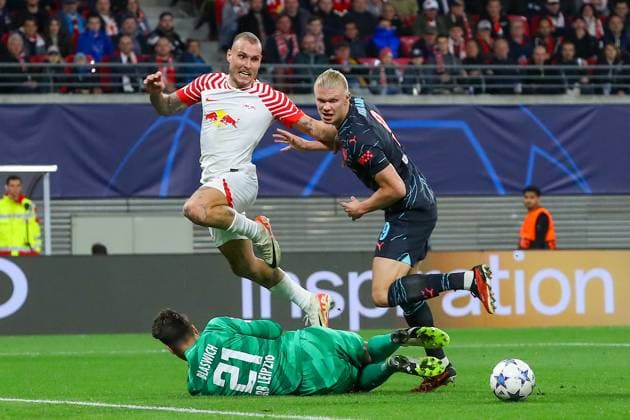 RB Leipzig - Manchester City Champions League Leipzig, 04.10.2023, Red Bull Arena, Fussball, Männer, Saison 2023 2024, UEFA Champions League, Gruppenphase, 2. Spieltag , RB Leipzig - Manchester City 1:3 (0:1) , Im Bild v.l.: Torwart Janis Blaswich (21, RB Leipzig), David Raum (22, RB Leipzig) und Erling Haaland (9, Manchester) ,