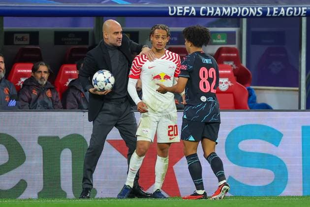 RB Leipzig - Manchester City Champions League Leipzig, 04.10.2023, Red Bull Arena, Fussball, Männer, Saison 2023 2024, UEFA Champions League, Gruppenphase, 2. Spieltag , RB Leipzig - Manchester City 1:3 (0:1) , Im Bild v.l.: Trainer Pep Guardiola (Manchester City), Xavi Simons (RB Leipzig) und Rico Lewis (82, Manchester) ,