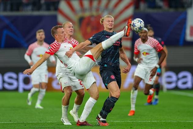 RB Leipzig - Manchester City Champions League Leipzig, 04.10.2023, Red Bull Arena, Fussball, Männer, Saison 2023 2024, UEFA Champions League, Gruppenphase, 2. Spieltag , RB Leipzig - Manchester City 1:3 (0:1) , Im Bild v.l.: Lukas Klostermann (16, RB Leipzig) und Erling Haaland (9, Manchester) ,