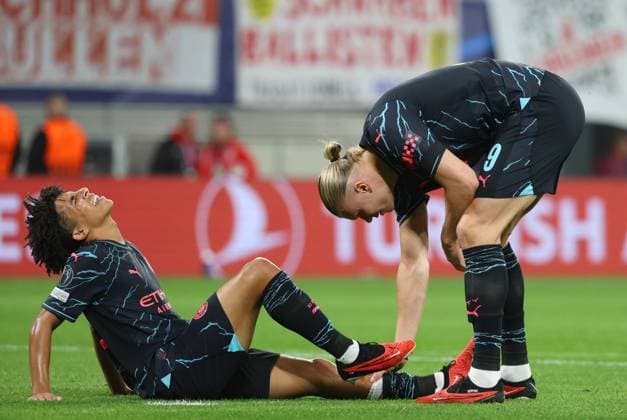 GER, UEFA Champions League, RB Leipzig vs Manchester City 04.10.2023, Leipzig, Red Bull Arena, GER, Saison 2023 2024, UEFA Champions League, Gruppe G, RasenBallsport Leipzig vs Manchester City im Bild Rico Lewis am Boden, Erling Haaland (Manchester) sieht nach ihm DFL regulations prohibit any use of photographs as image sequences and or quasi-video
