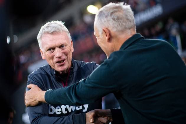 David Moyes (West Ham United, Trainer) spricht mit Christian Streich (SC Freiburg, Trainer), GER, SC Freiburg (SCF) vs West Ham United (WHU), Fussball UEFA Europa League, Gruppe A, 2. Spieltag, Saison 2023 2024, 05.10.2023 GER, SC Freiburg (SCF) vs West Ham United (WHU), Fussball UEFA Europa League, Gruppe A, 2. Spieltag, Saison 2023 2024, 05.10.2023 Freiburg Copyright: xEibner-Pressefoto Memmlerx EP_MMR